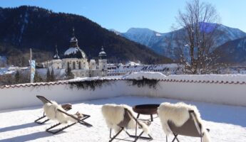 Cloître d'Ettal vu de la terrasse de l'hôtel Blaue Gams