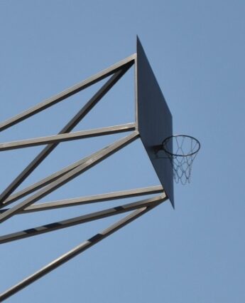 Panier de basketball perché sur le toit de la TUM Munich