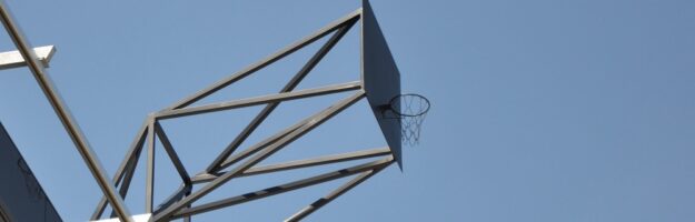 Panier de basketball perché sur le toit de la TUM Munich