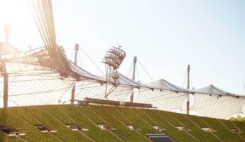 Stade olympique de Munich par Viktoria M. on Unsplash