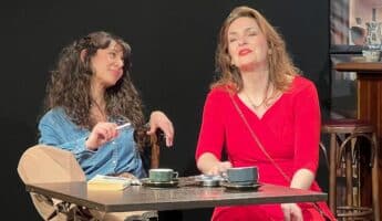 Imen Jourchi et Magali Jakob-Loué attablées à un café